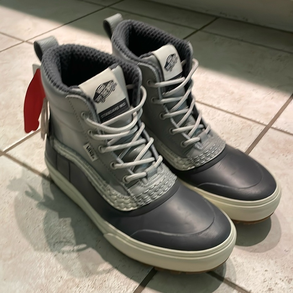 NWT Men’s Vans Standard Mid Snow Boot- Bone/Grey Size 9